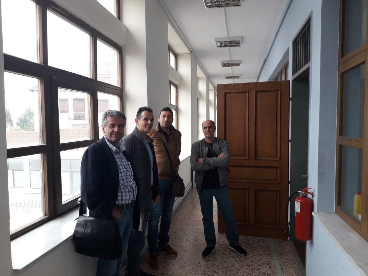 Στιγμιότυπο από την αυτοψία στο 1ο Γυμνάσιο. Από αριστερά ο Αντιπρύτανης του Πανεπιστημίου Δυτικής Μακεδονίας, Γεώργιος Ιορδανίδης, ο αντιδήμαρχος Τεχνικών Έργων – Πολεοδομίας και Αξιοποίησης Δημοτικής Περιουσίας, Τριαντάφυλλος Παπαδόπουλος, ο αντιδήμαρχος Κοινωνικής Μέριμνας – Εθελοντισμού και Αθλητισμού, Πέτρος Δοκόπουλοςκαιο διοικητικός υπάλληλος της Τεχνικής Υπηρεσίας του Πανεπιστημίου Δυτικής Μακεδονίας, Κωνσταντίνος Δάρδας. Παρών στην αυτοψία ήταν και ο αντιδήμαρχος Τουρισμού – Πολιτισμού και Διεθνών Σχέσεων, Χρήστος Μουρατίδης.